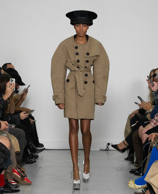 Sfilata del brand De Pino a Parigi che oggi è semifinalista del LVMH Prize 2026.