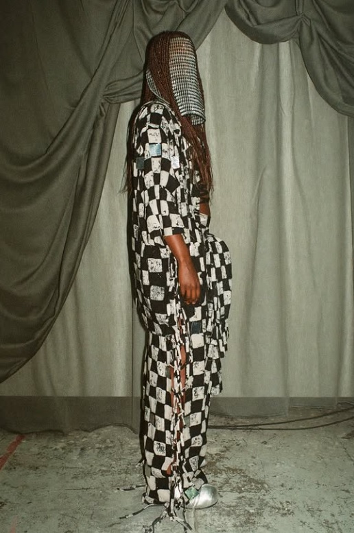 Look bianco e nero della designer Bubu Ogisi, fondatrice del brand IAMISIGO. Oggi è semifinalista del LVMH Prize.
