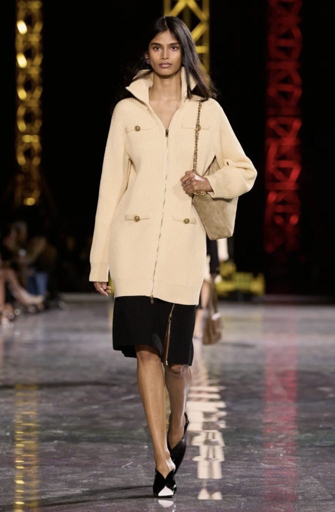 Chanel, dove il tweed e i codici storici della maison vengono reinterpretati con nuove proporzioni e dettagli contemporanei.