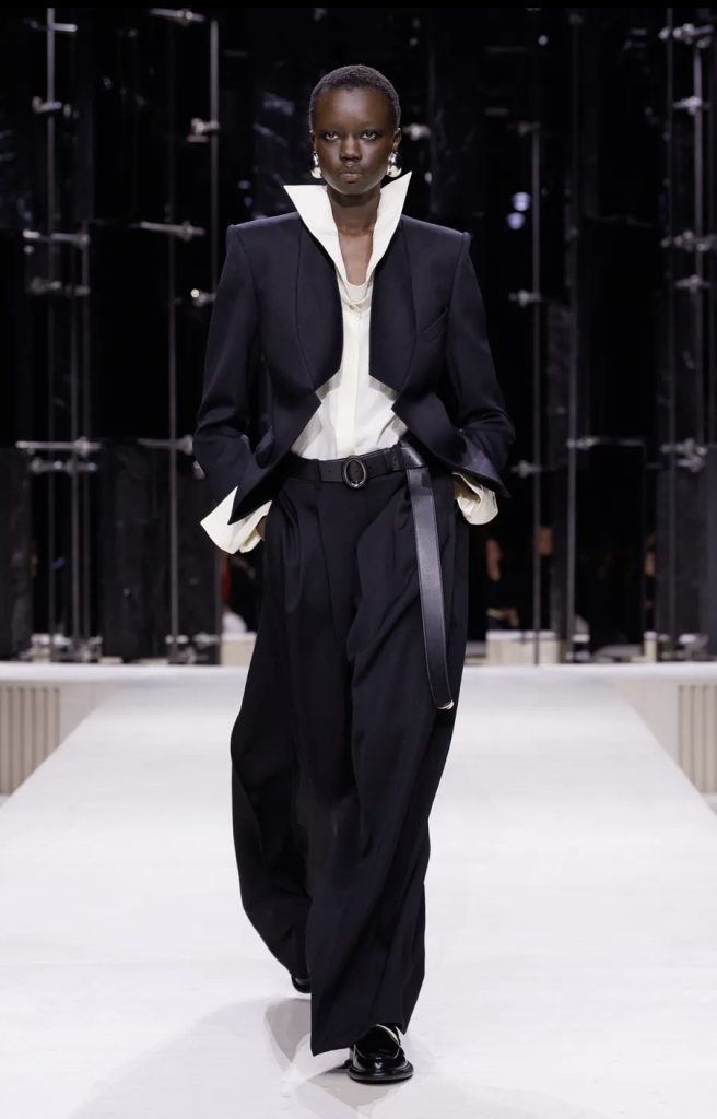 Givenchy costruisce un guardaroba elegante e contemporaneo, fatto di linee pulite e proporzioni controllate. 