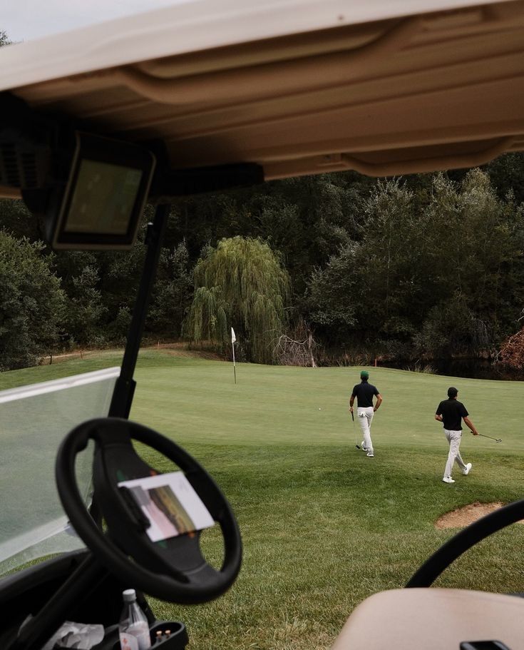 Non tutti gli sport iniziano con il fischio d'inizio in uno stadio pieno.   La primavera non è solo una stagione, ma il momento ideale per quella che potremmo chiamare la "Triade d'Oro": golf, equitazione e tennis. 