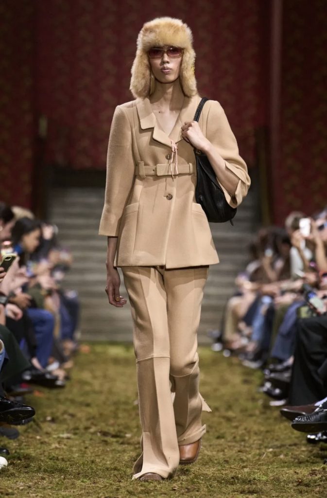 Miu Miu conferma il proprio ruolo tra i brand più influenti della nuova generazione. 