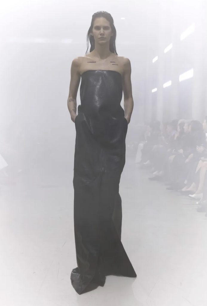 Rick Owens trasforma la passerella in un rituale estetico fatto di volumi monumentali, palette scure e proporzioni radicali.