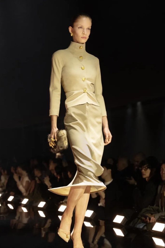 Schiaparelli continua a esplorare l'eredità surrealista della maison attraverso gioielli scultorei, dettagli dorati e silhouette drammatiche che sembrano uscire da una galleria.