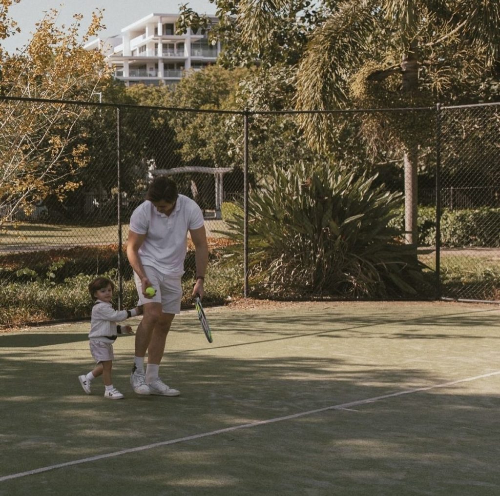 Nonostante le differenze, golf, equitazione e tennis condividono qualcosa di importante: un forte legame con la natura e con ambienti curati nei minimi dettagli. 