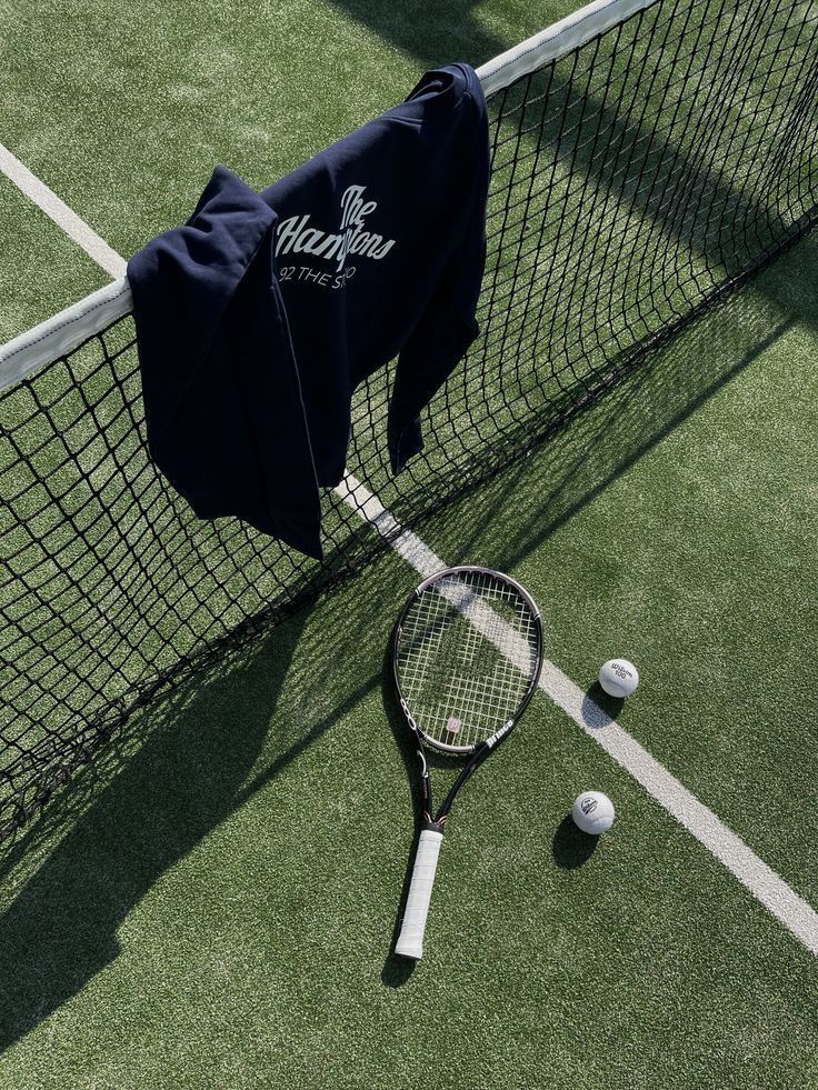 Il tennis completa questa triade portando con sé energia e spettacolo. Nato nei circoli aristocratici britannici, oggi è uno degli sport più seguiti al mondo, ma continua a mantenere un forte legame con l'eleganza dei grandi club.