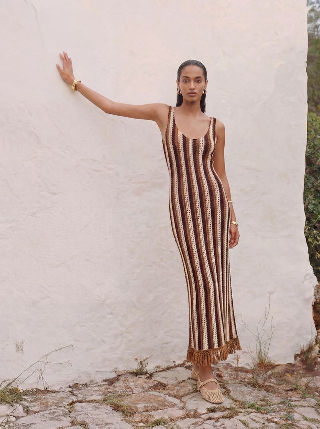 Abito lungo a righe con una palette colori sui toni del marrone e del bianco 