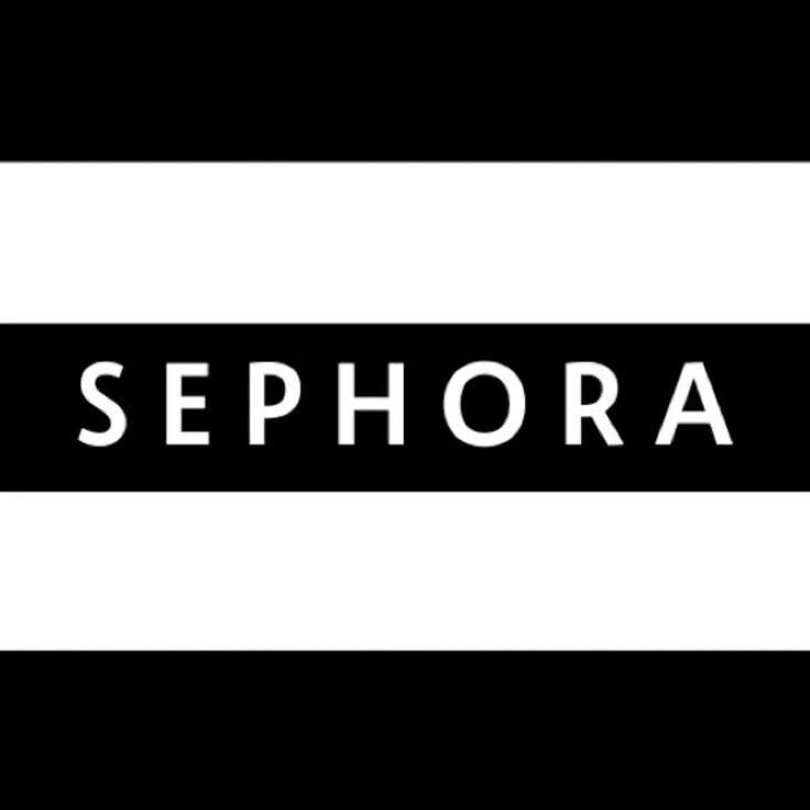 Logo Sephora su sfondo a righe bianche e nere.