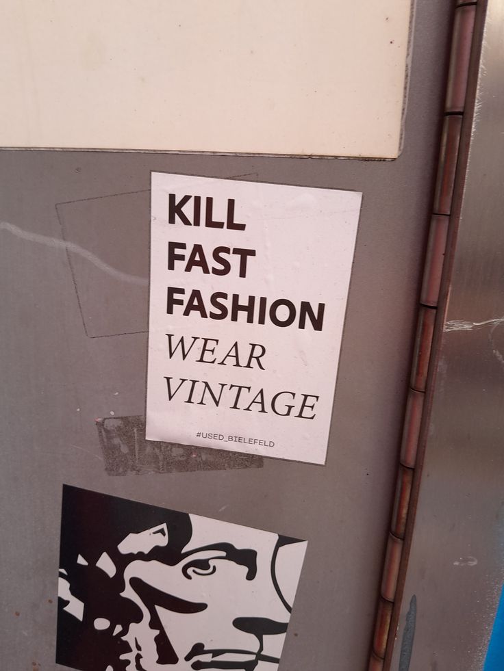 poster moda sostenibile contro fast fashion che promuove abbigliamento vintage