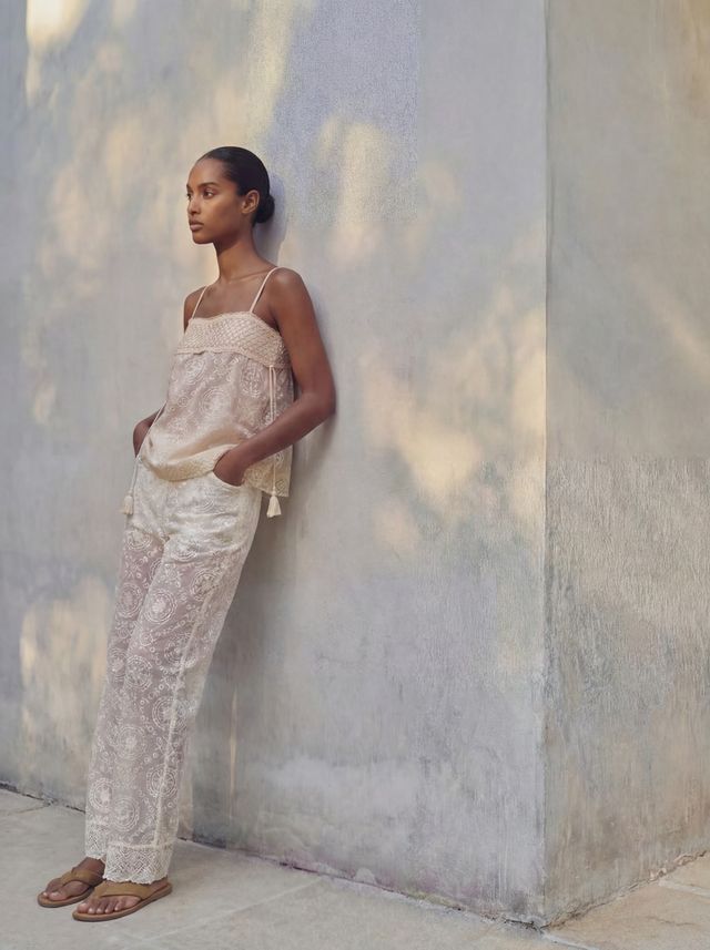 pantaloni leggeri lunghi e canottiera sempre colori neutri