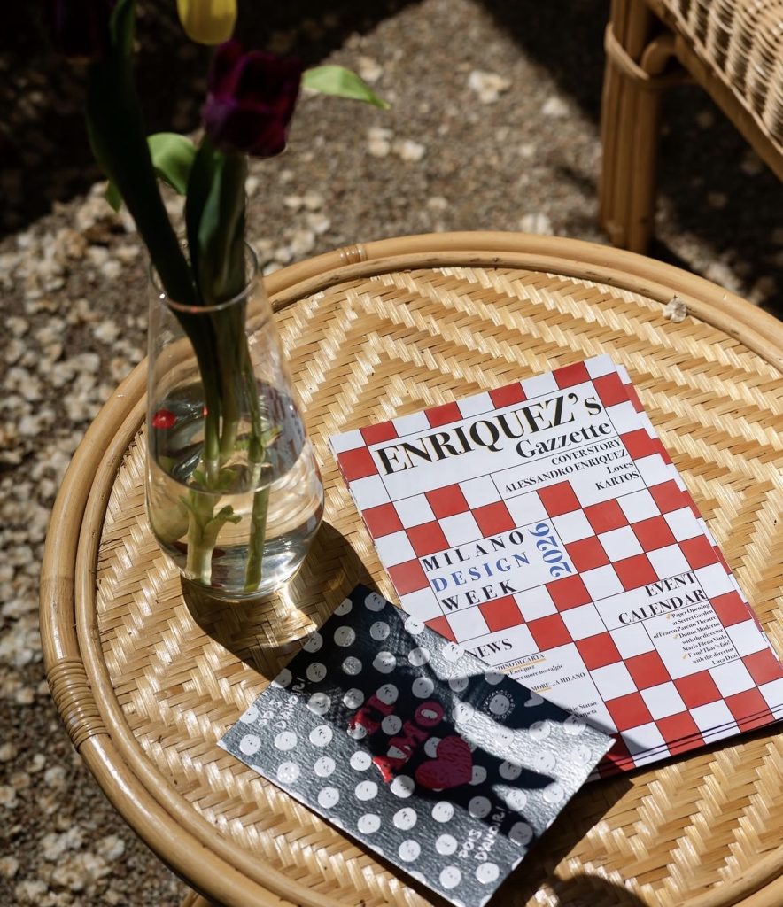 Immagine tavolo con fiori per evento a Milano.