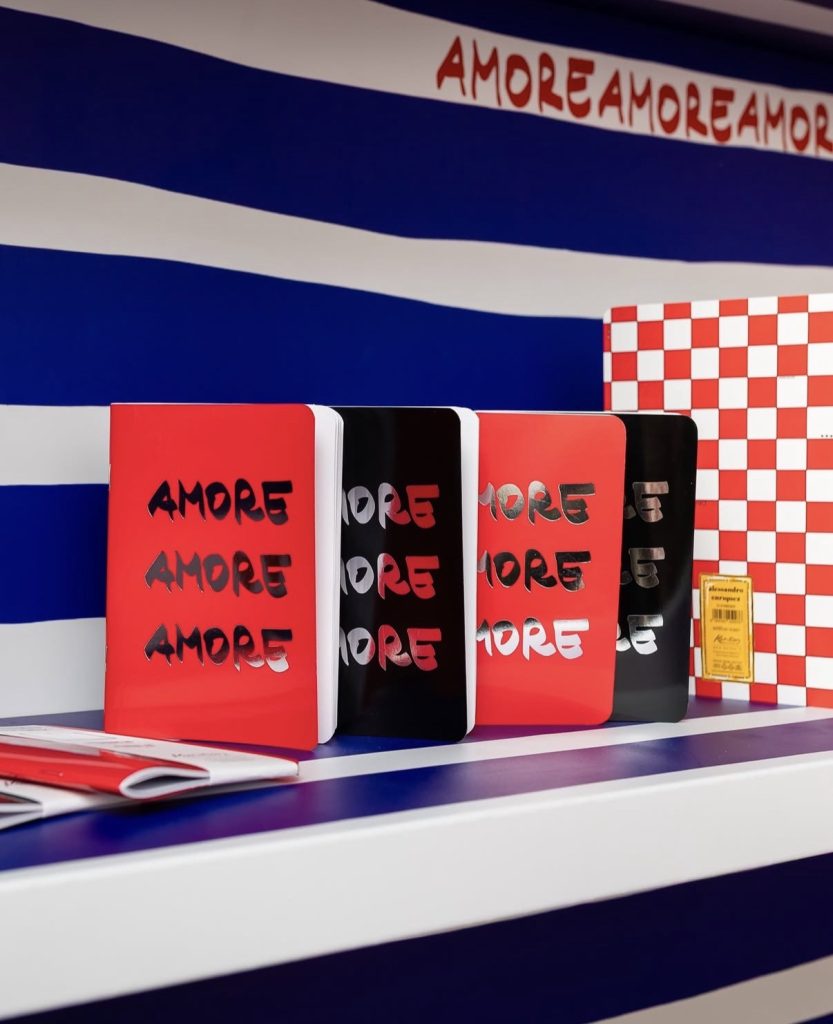 Immagine quaderni con scritta amore.