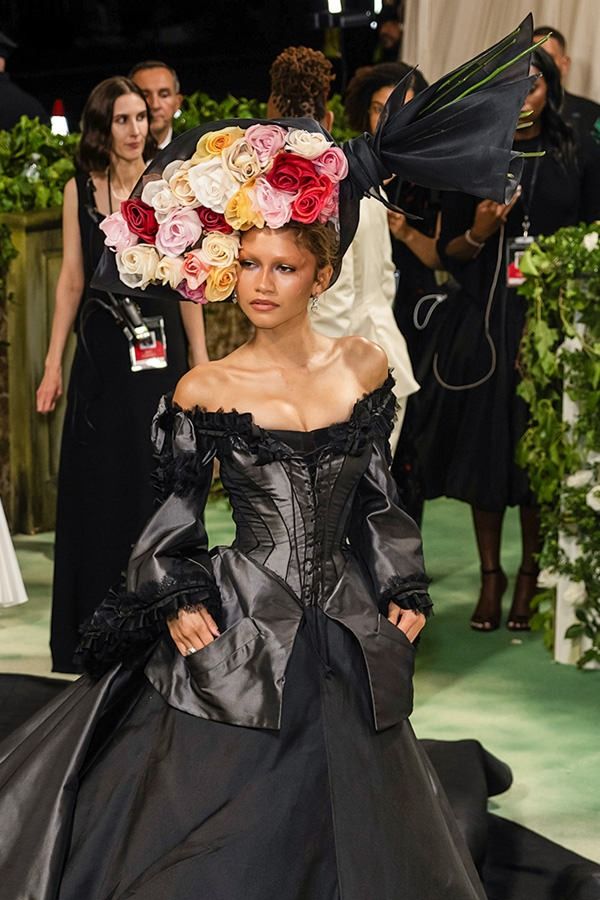 Zendaya in cambio look al Met Gala 2024 in  Givenchy by Galliano come una Fair Lady