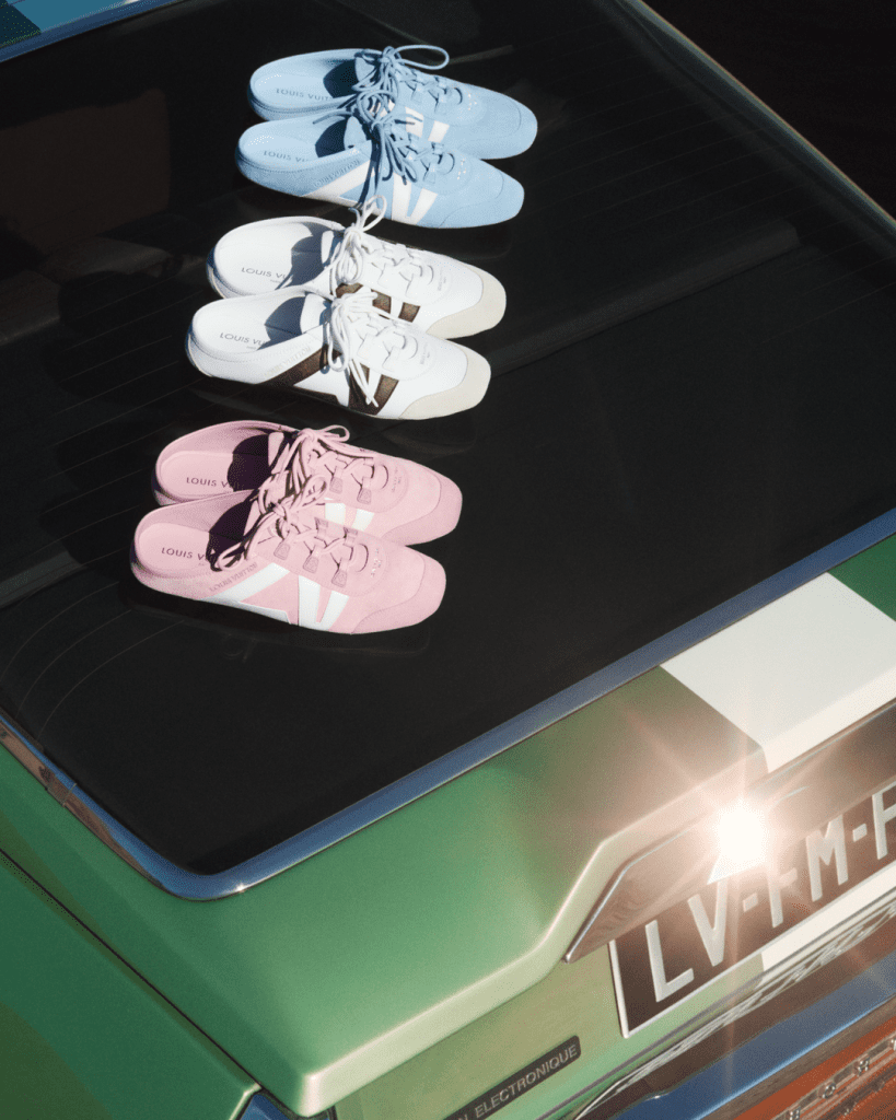 sneakers in bagagliaio 