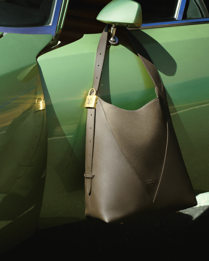 borsa appesa sullo specchietto