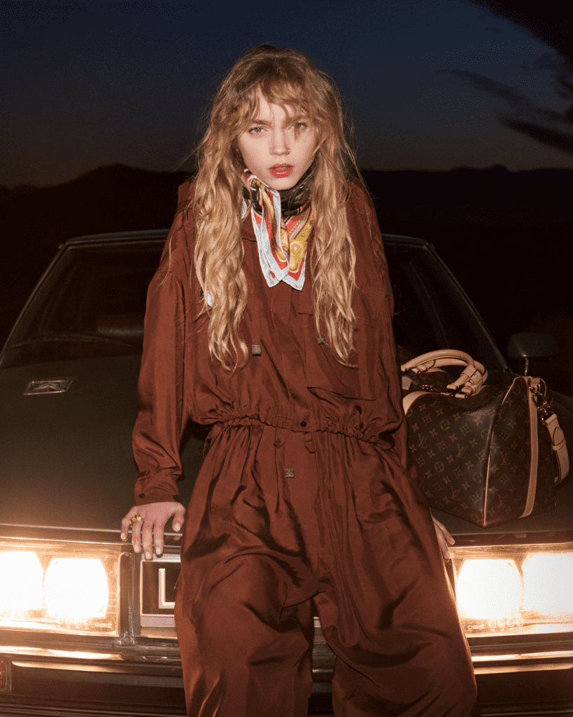 donna su una macchina