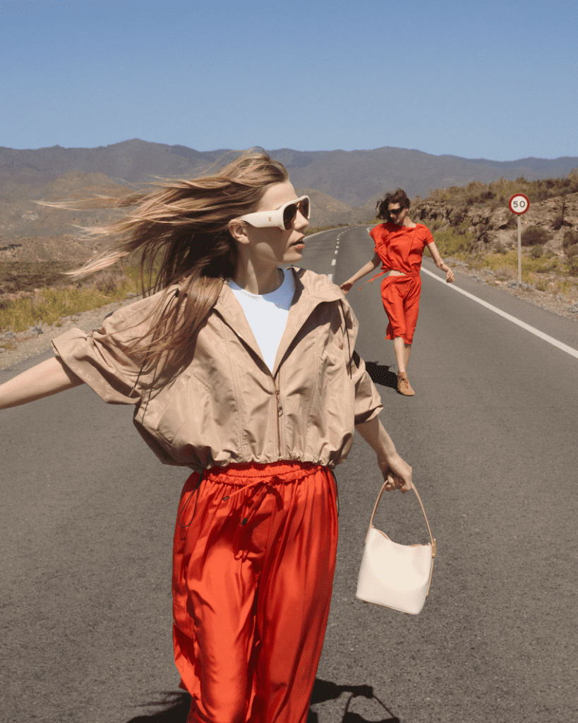 due ragazze in una strada con pantaloni arancioni e giacca