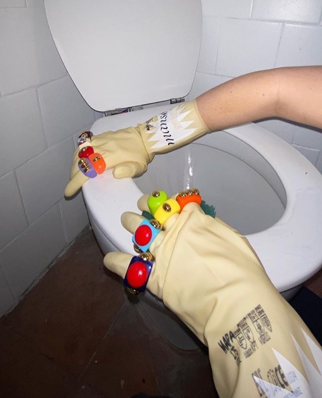 Guanti in passerella Da Emma Chamberlain a Givenchy