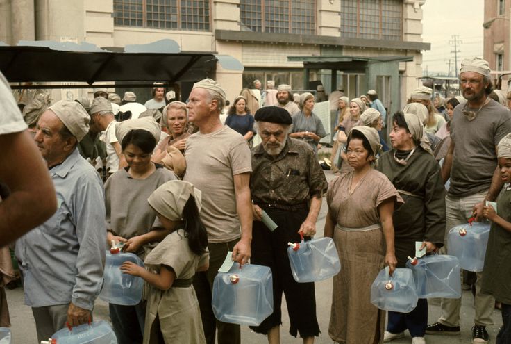 Persone in fila per ricevere razioni alimentari nella società distopica del film Soylent Green del 1973
