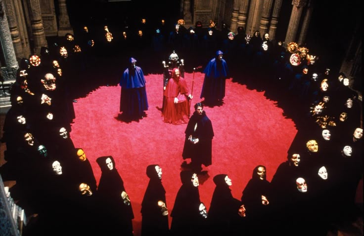 “Cerimonia segreta con figure mascherate nella scena iconica di Eyes Wide Shut di Stanley Kubrick”
