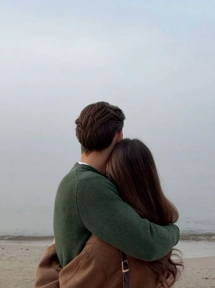 Foto di una coppia che osserva il mare.