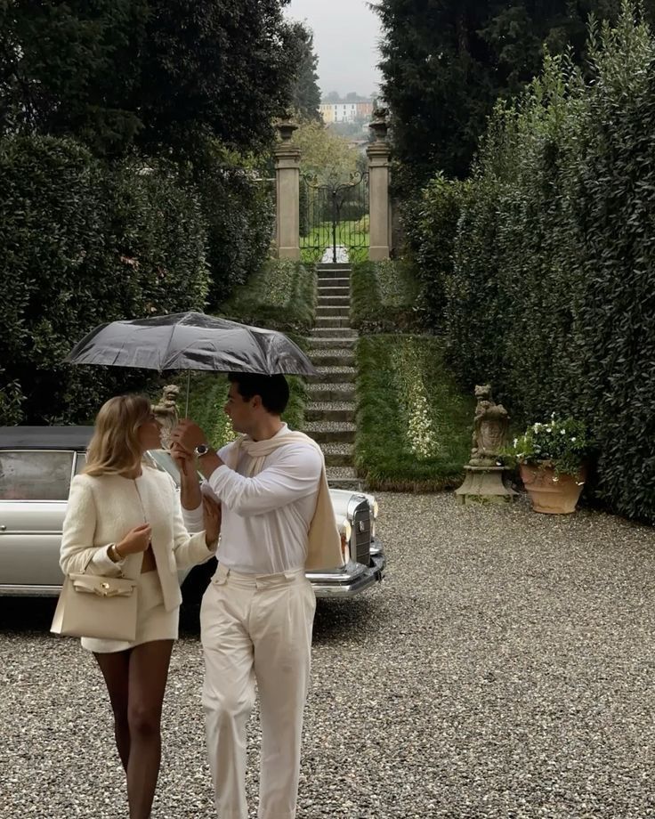 coppia love luxury in giardino
