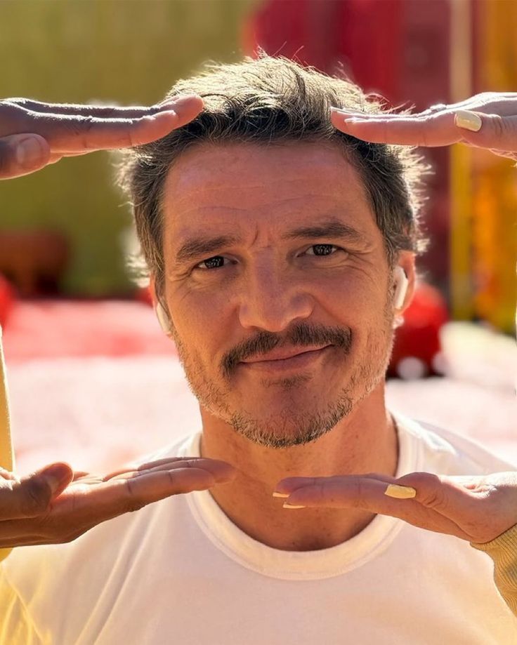 Pedro Pascal per Apple Headphones