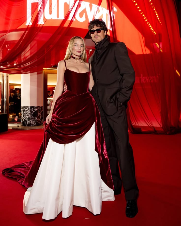 Jacob Elordi e Margot Robbie alla Première di Wuthering Heights
