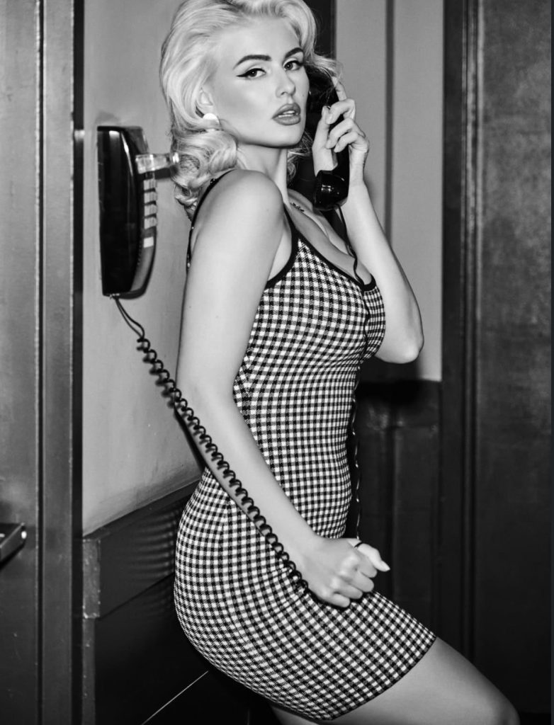 Look della nuova collezione GUESS x Marilyn Monroe.