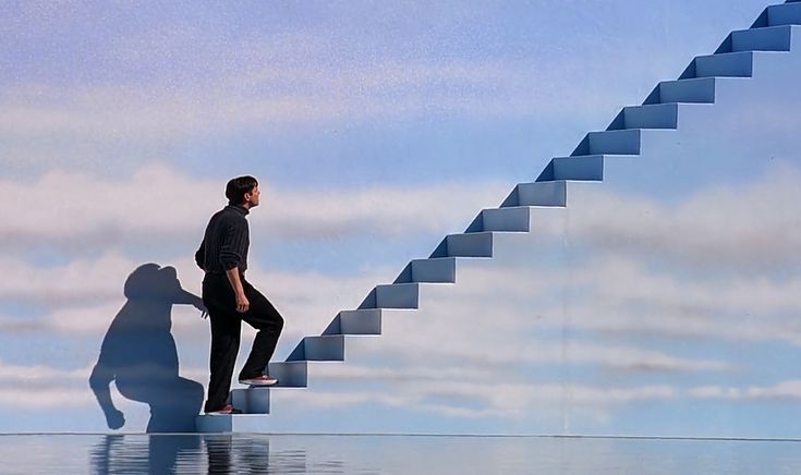 Truman sale la scala verso il cielo nella scena finale simbolica di The Truman Show.
