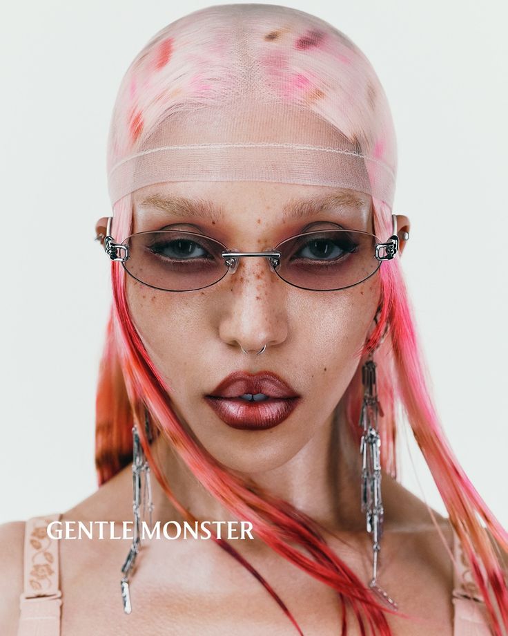 Campagna Gentle Monster con occhiali minimal e styling sperimentale ispirato all’estetica cyberpunk
