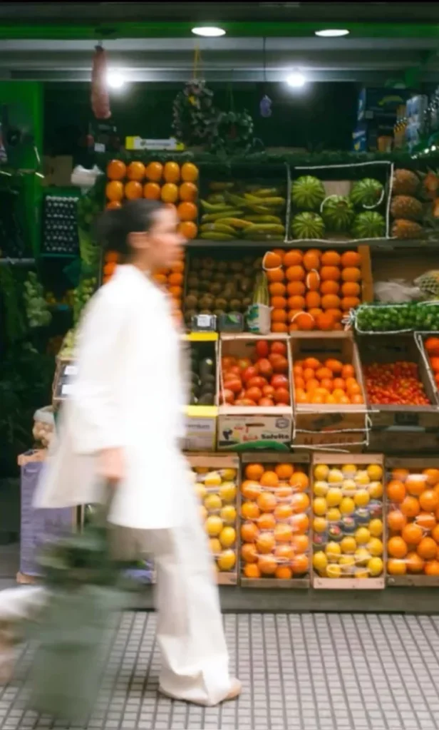 Immagine scaffali supermercato sullo sfondo e donna sfocata.