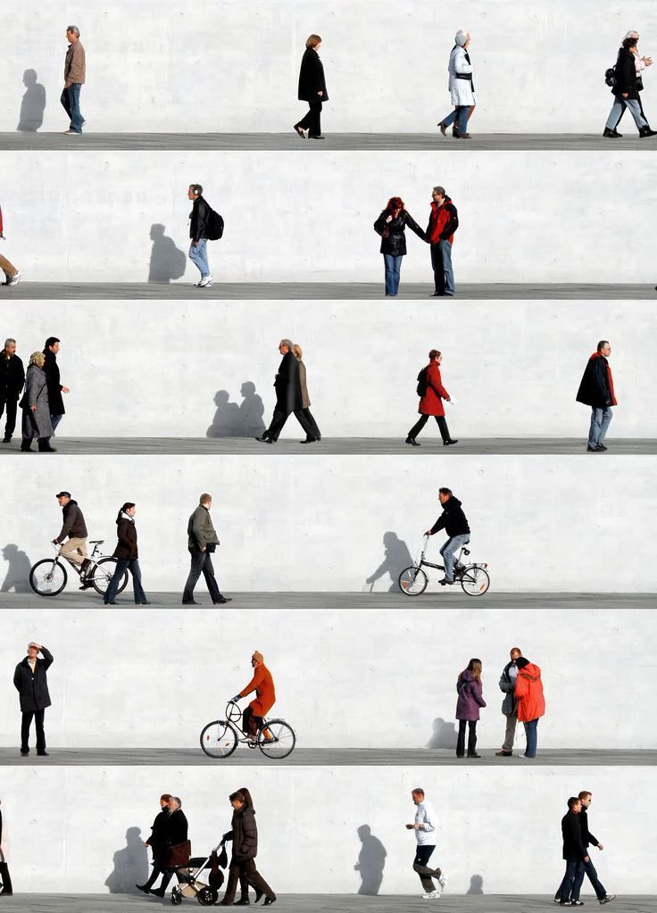 Immagine con sfondo bianco e diverse persone rappresentate.