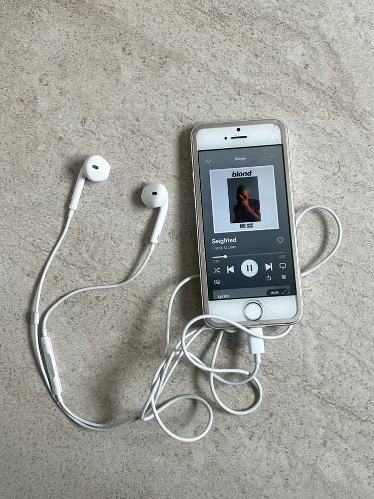 Immagine di un telefono e cuffie con filo.