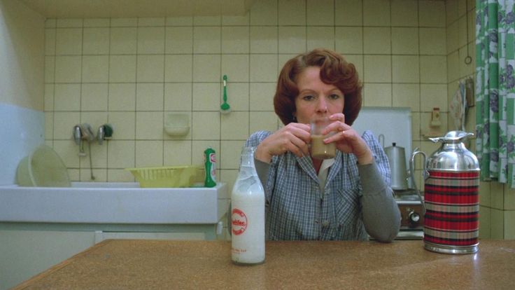 Immagine tratta dal film Jeanne Dielman, 23 quai du Commerce, 1080 Bruxelles, Chantal Akerman, 1975.