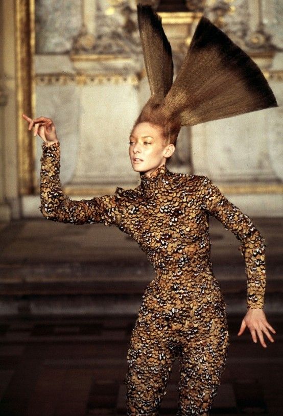 Alexander McQueen debutta da Givenchy '90