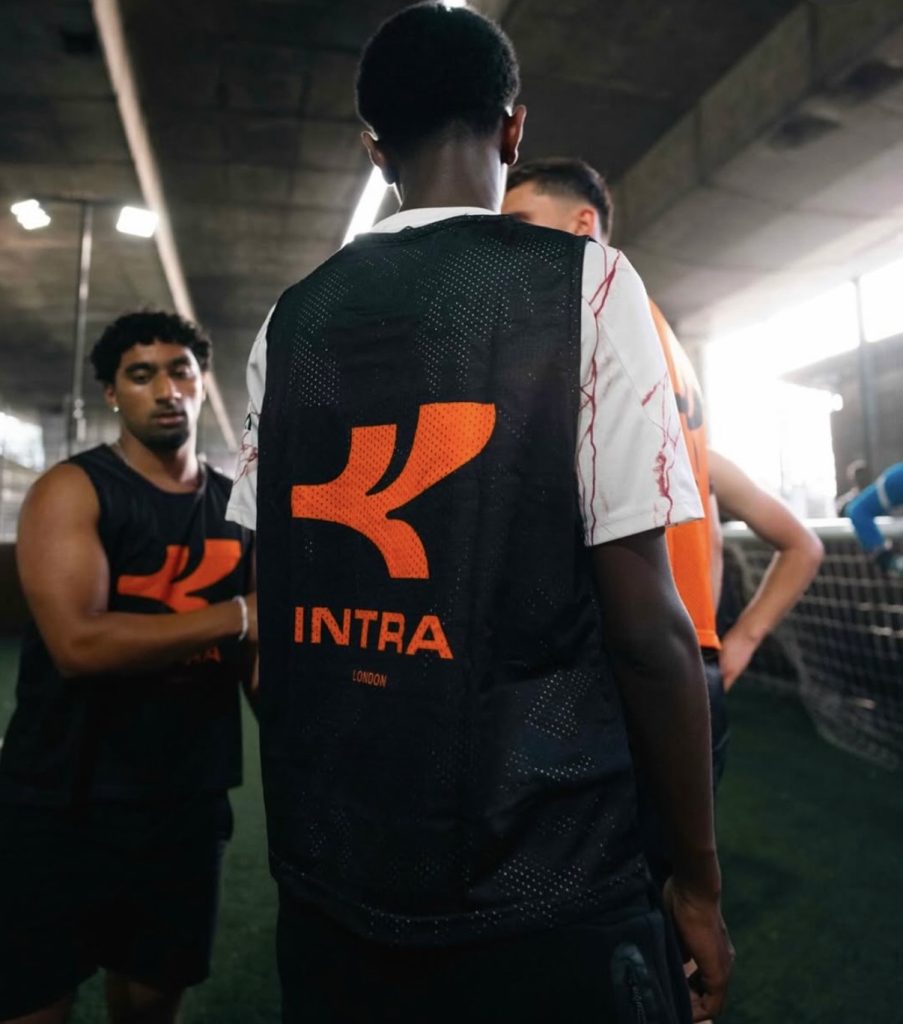 Immagine con ragazzo di spalle che indossa brand Intra.