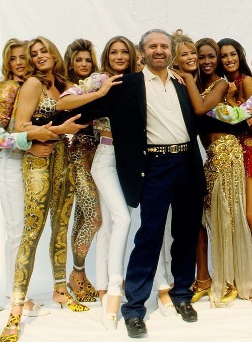 Gianni Versace con le supermodels anni '90