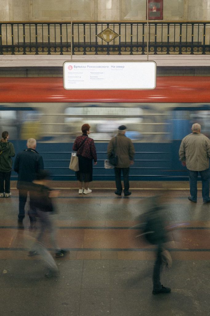 Immagine sfocata di una metro.