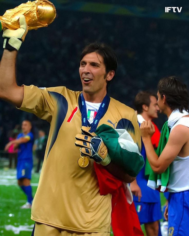 Buffon alza la Coppa Dei Mondiali nel 2006