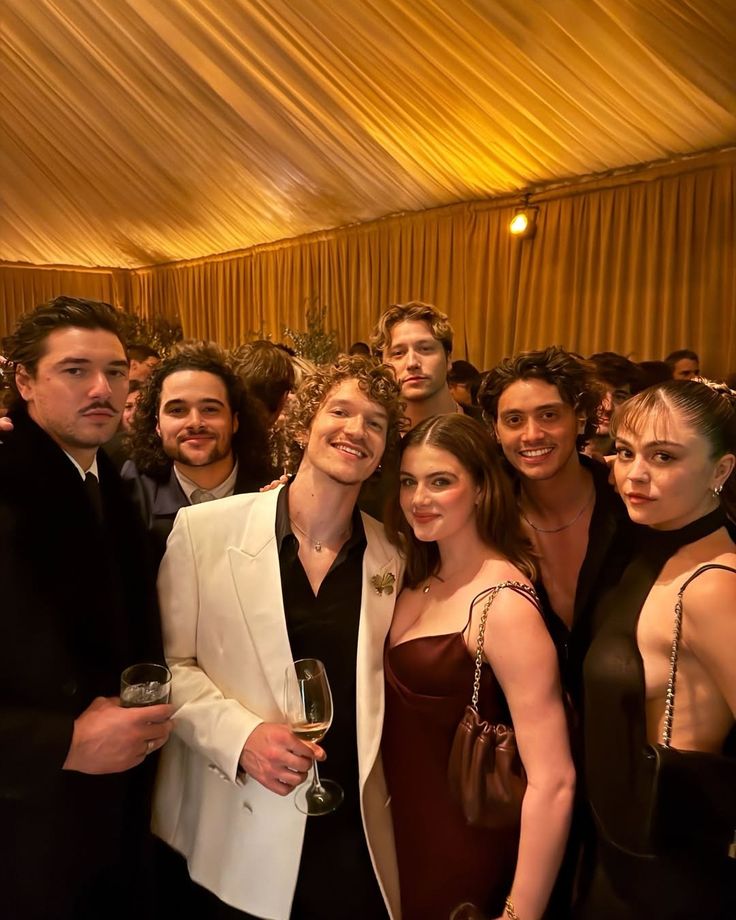 Cast di Off Campus con Connor Storrie
al Vanity Fair and Amazon MGM Studios Award Season