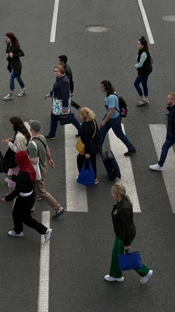 Immagine di persone che stanno camminando sulle strisce pedonali.