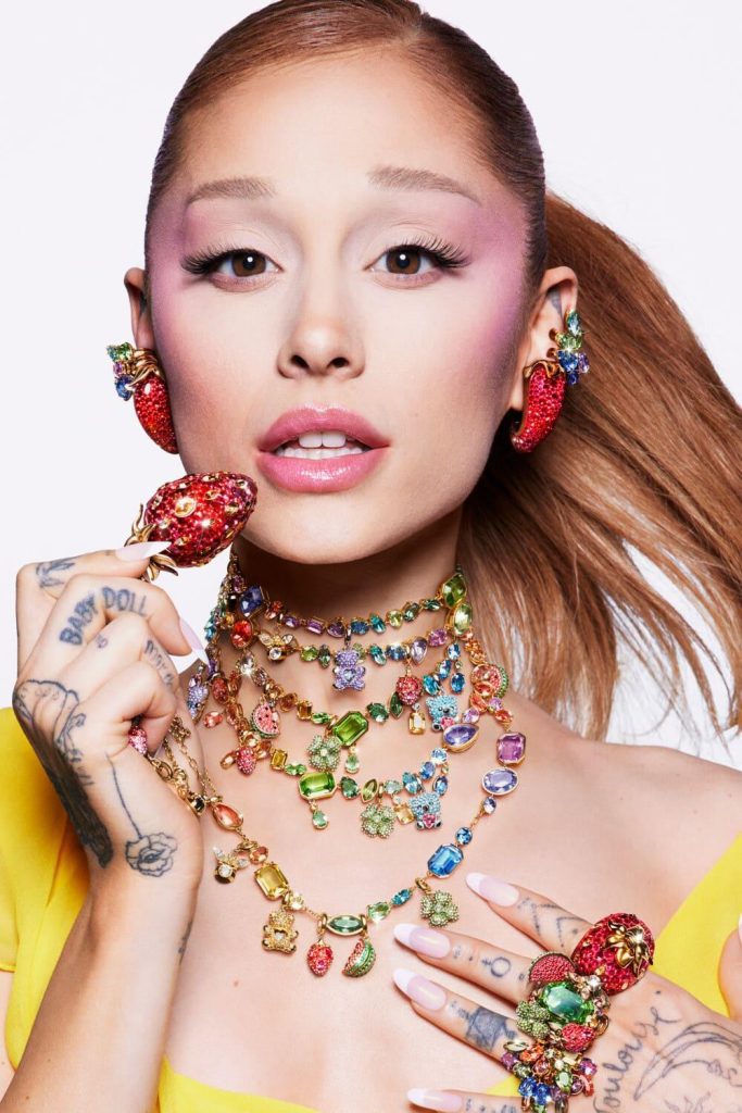 Ariana Grande indossa bracciali e orologi della Swarovski Summer collection per la campagna estiva.