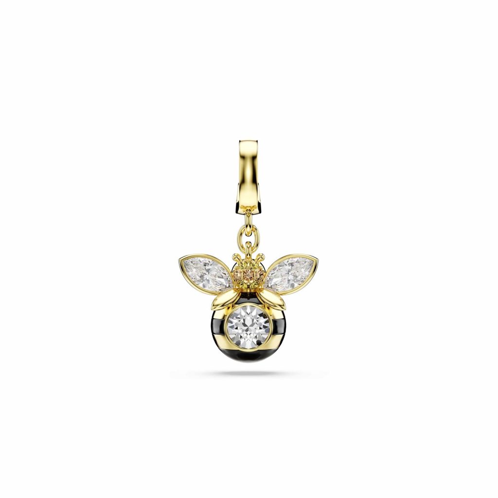 Dettaglio dello Swarovski Charm a forma di ape in cristallo giallo e nero per la linea estiva.