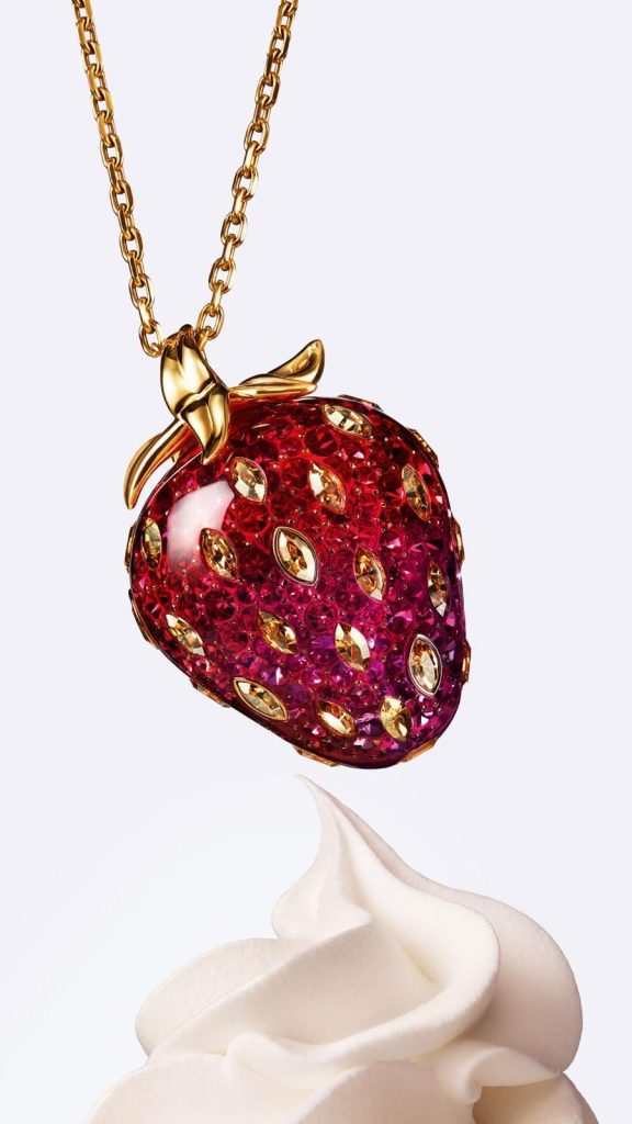 Dettaglio del charm a forma di fragola con cristalli rossi sospesi in resina della Swarovski Summer collection