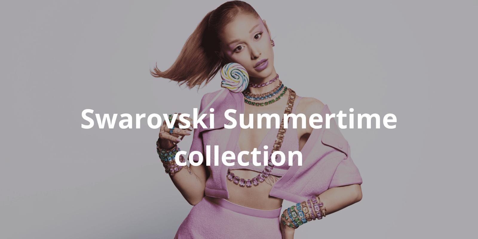 Ariana Grande indossa i gioielli della Swarovski Summer collection in un look massimalista e colorato.