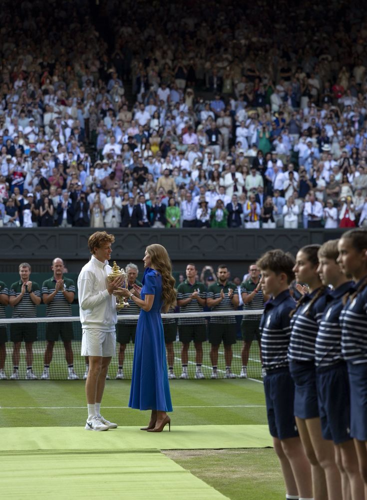 La Principessa Kate Middleton consegna il trofeo di Wimbledon a Sinner nel 2025