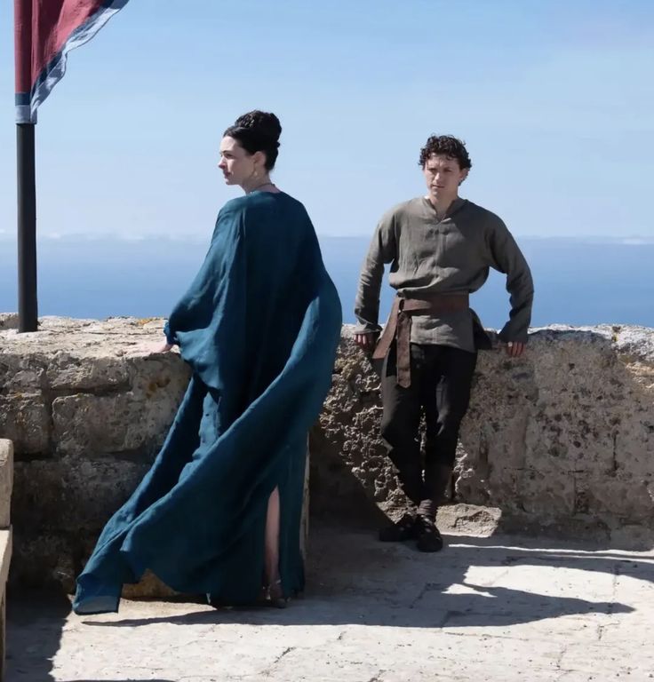 Anne Hathaway and Tom Holland in scena di The Odyssey movie 2026