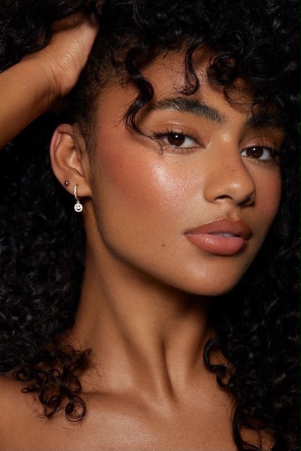 makeup estivo labbra nude peach gioielli oro