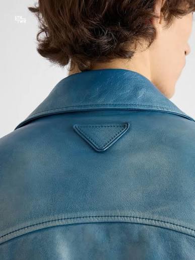 Look Prada con logo
invisibile